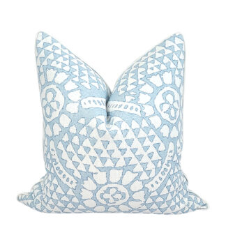 LAGUNA BEACH COLLECTION SHELL GARDEN PILLOW / AQUA