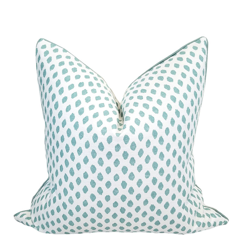 LAGUNA BEACH COLLECTION SHELL GARDEN PILLOW / AQUA